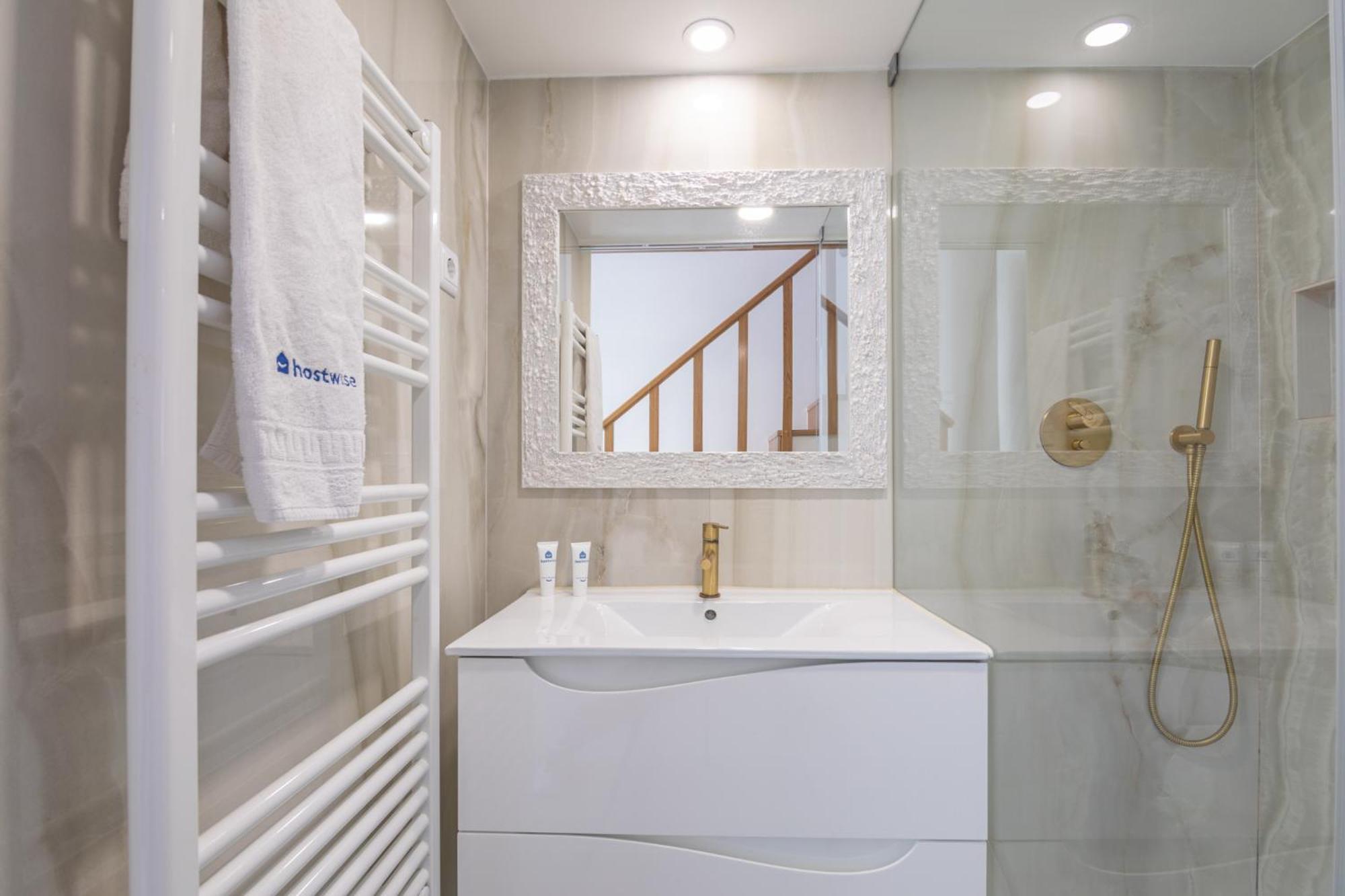 Deluxe Spacious Flats W Mezzanine By Host Wise Lejlighed Porto Værelse billede