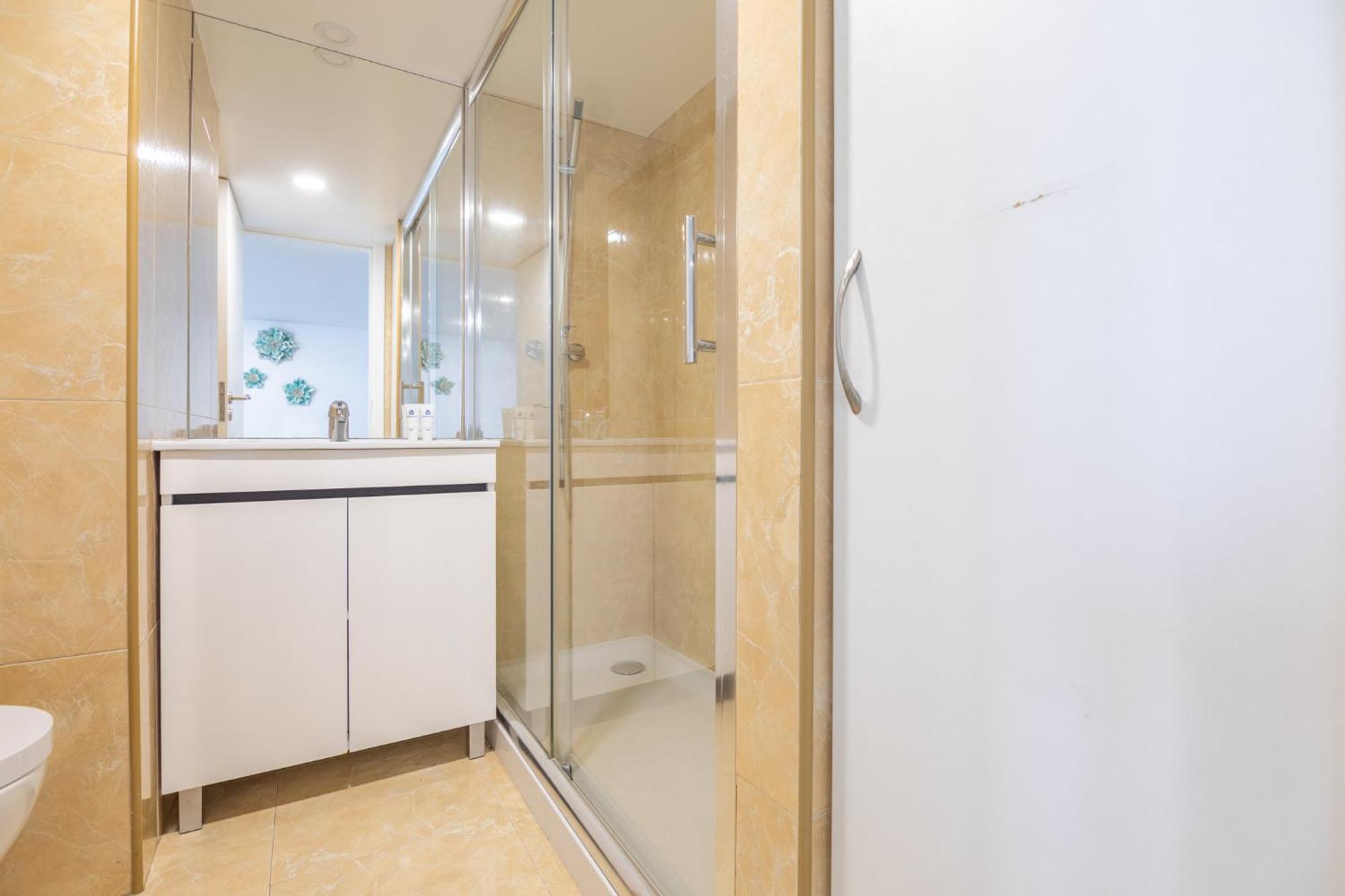 Deluxe Spacious Flats W Mezzanine By Host Wise Lejlighed Porto Værelse billede